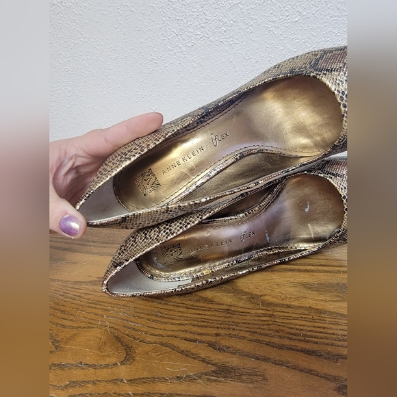 #7 Anne Klein iFlex Gold Snake Skin Round Toed Pump 8.5M - Picture 7 of 11